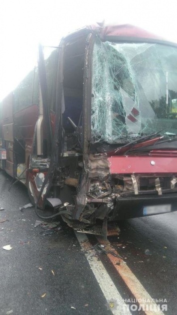 Под Харьковом рейсовый автобус врезался в грузовик. Есть пострадавший, - ФОТО