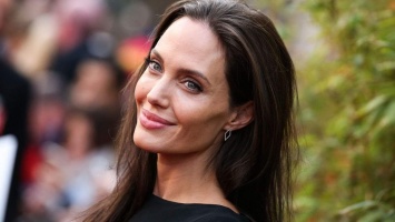 Marvel, что ты творишь: для съемки в новом фильме Анджелина Джоли лишилась своих роскошных темных волос. Фанаты безутешны