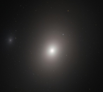 Фото дня: спорная галактика в созвездии Девы