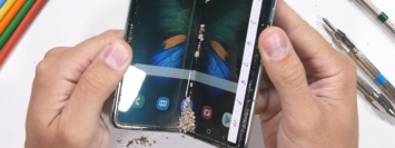 Блогер испытал на прочность обновленную версию Samsung Galaxy Fold