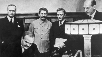 Комментарий: Кремль будет еще год праздновать годовщину пакта Гитлера-Сталина