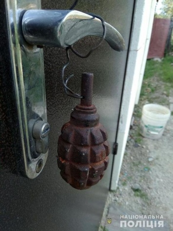 Жительница Запорожской области обнаружила на свей двери гранату