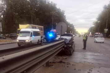 На проспекте Глушкова погиб водитель Hyundai, налетев на отбойник