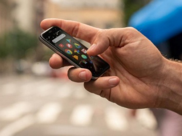 В России стартовали продажи мини-смартфона Palm