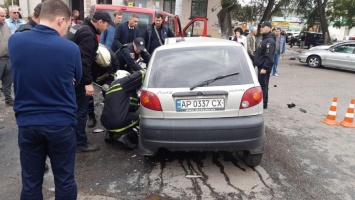 ДТП в Запорожье: женщину-водителя пришлось доставать из автомобиля спасателям