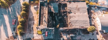 Каркасы автомобилей и упавшая крыша: как в Киеве выглядит склад матрасов после сильного пожара