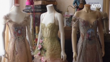 Француженка шьет необычные платья из книг, цветов и скрипок (видео)