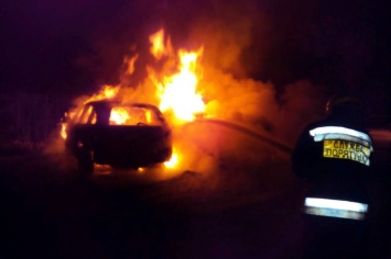 Ночью в Днепре дотла сгорели 2 автомобиля