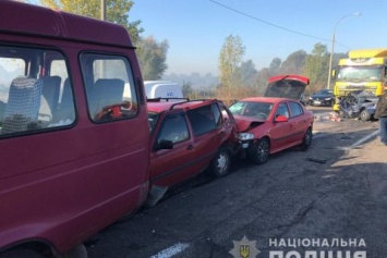 На окружной Броварской дороге под Киевом столкнулись 10 авто, есть погибший