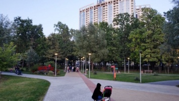 В парке "Победа" установили площадку с батутами и локацию для творчества. Фото