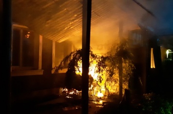 Бериславские спасатели ночью тушили пожар