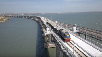 По Крымскому мосту впервые проехал поезд: видео