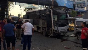 В Турции придорожная бомба взорвала автобус со спецназом