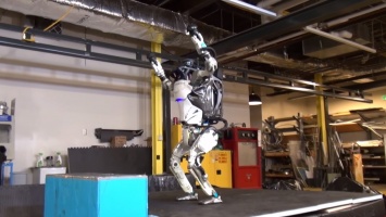 Робот-акробат. Американцы научили "машину" выполнять трюки