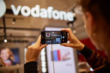 Супер-цены на смартфоны плюс Samsung Galaxy S10 в подарок на открытии нового магазина Vodafone на Крещатике
