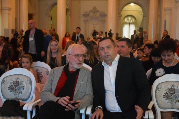 Глава администрации Ялты вручил приз зрительских симпатий на фестивале «Евразийский мост»