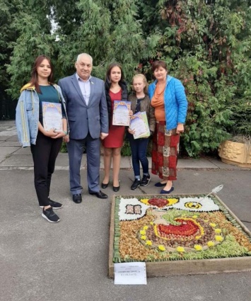 «Цветочный ковер» юннатов Днепропетровщины признан одним из лучших в Украине