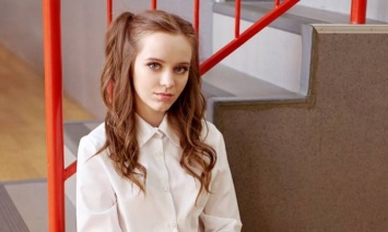 "Хочу": Юная звезда сериала "Школа" засветила стройные ножки и прозрачную блузу