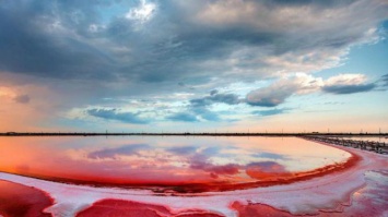 Известное "розовое озеро" неожиданно сменило цвет (фото)