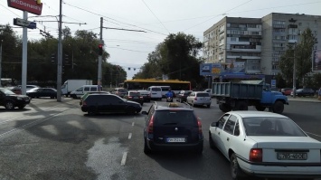 ДТП в Одессе: на Фонтанской дороге не смогли разъехаться два автомобиля, - ФОТО
