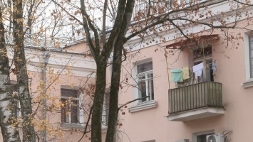 Россиянам с 1 октября запретили курить на балконах