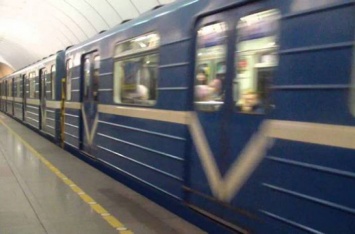 В метро Киева заметили девушку в очень странном наряде