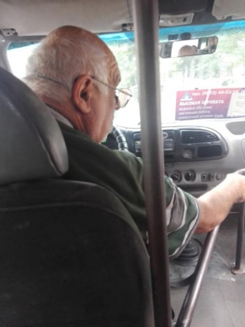 В Николаеве водитель маршрутки отказался везти со скидкой школьников без ученических билетов