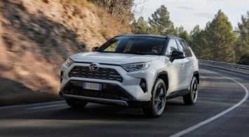 «Едем и скрипим»: Первыми претензиями к новой Toyota RAV4 поделился автомобилист