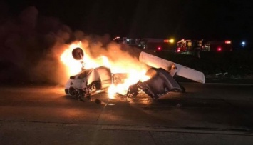 В Калифорнии самолет упал на шоссе