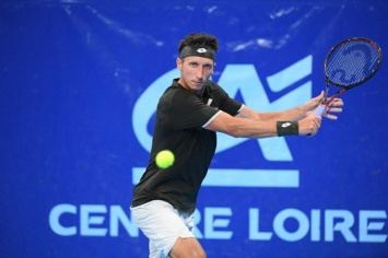 Сергей Стаховский потерпел поражение в четвертьфинале теннисного турнира АТР в Орлеане