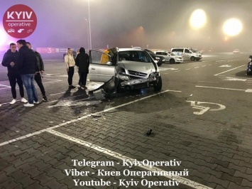 На парковке возле столичного ТРЦ юноша на "Volkswagen" травмировал двух женщин