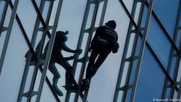 "Человек-паук" задержан за подъем на небоскреб во Франкфурте