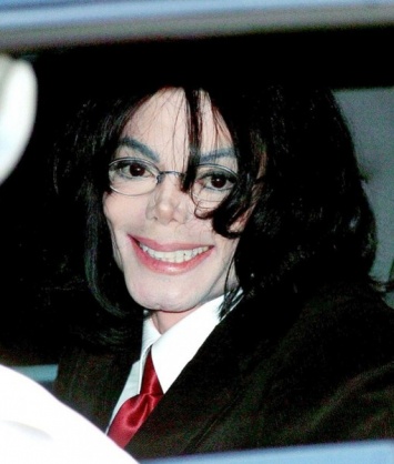 Почему Майкл Джексон носил пластырь на носу