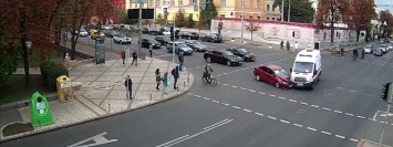 ДТП с каретой скорой помощи, "отец года" и проезд на красный: видеоподборка нарушителей ПДД Украины