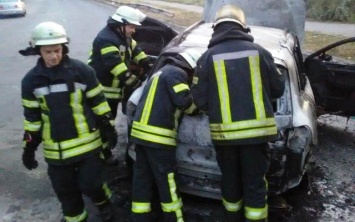 В Запорожье дотла сгорел "Volkswagen Touareg" (ФОТО, ВИДЕО)