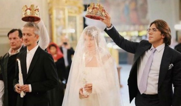 Пользователи высмеяли Собчак, выложившей свое фото в платье для венчания