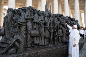 Папа Римский открыл в Ватикане памятник мигрантам