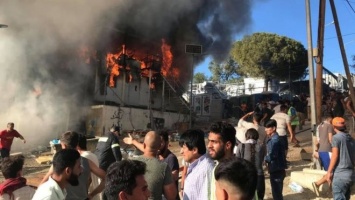 Пожар вызвал беспорядки в перенаселенном лагере беженцев в Греции