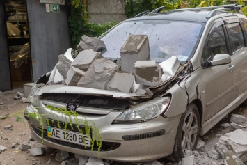 В Днепре с крыши новостроя на Peugeot упали кирпичи