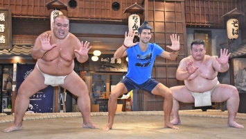 Первая ракетка мира потренировался с профессиональными борцами сумо