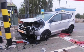 Штурмуя украинско-беларусскую границу на Черниговщие, водитель разбил авто