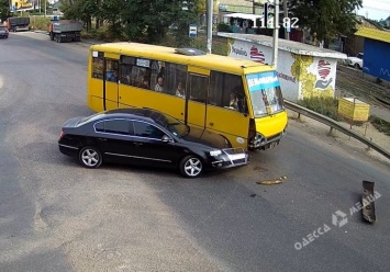 На Люстдорфской дороге водитель пытался повернуть на 180°, но встретил маршрутку (видео)