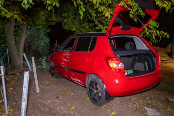 В Днепре Skoda вылетела на кладбище и снесла ограду одной из могил