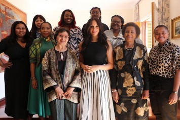 Неожиданный сюрприз! Принц Гарри посещает школу в Малави, Меган присоединяется к ним по скайпу