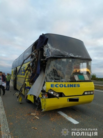 На Николаевщине столкнулись КамАЗ и автобус «Полоцк-Херсон»: есть погибший