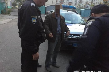 В Лисичанске мужчина с пистолетом угрожал продавщицам магазина