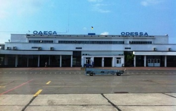 В Одессе самолеты не могут совершить посадку из-за сильного ветра