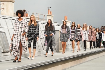 По парижским крышам: Chanel весна-лето 2020