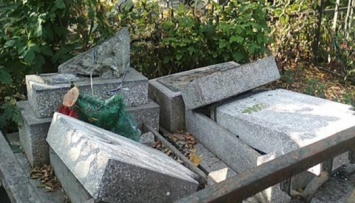 Вандалы устроили погром на кладбище в Одессе