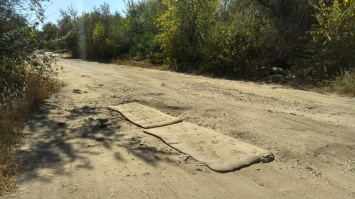 В Николаеве ямы на дороге застелили матрасами. ФОТО